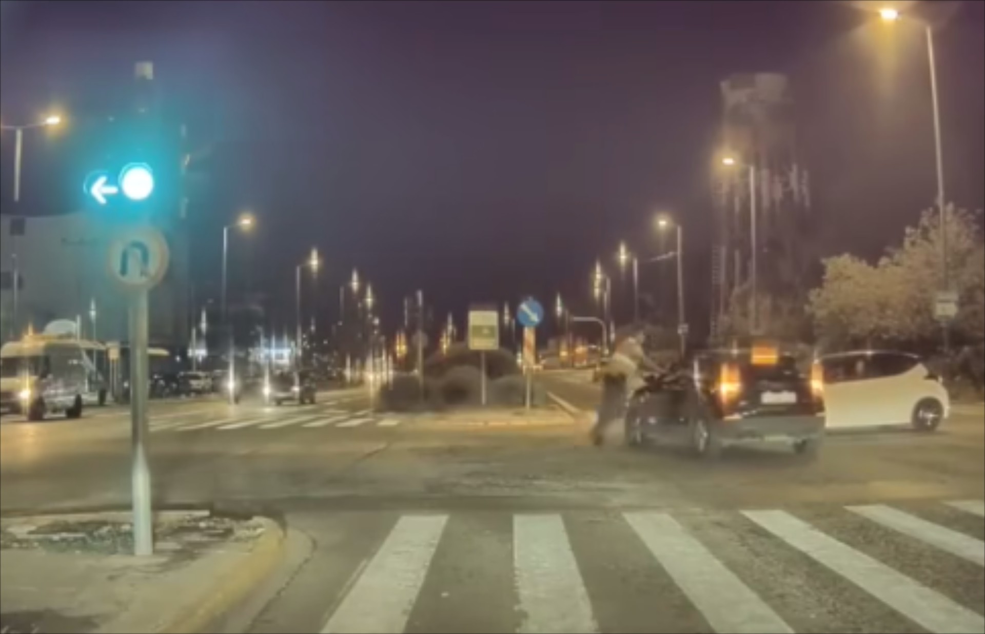 Βουλιαγμένης: Οδηγός αγνοεί τροχονόμο και πάει να τον πατήσει – Δείτε το video