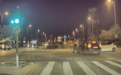 Βουλιαγμένης: Οδηγός αγνοεί τροχονόμο και πάει να τον πατήσει – Δείτε το video