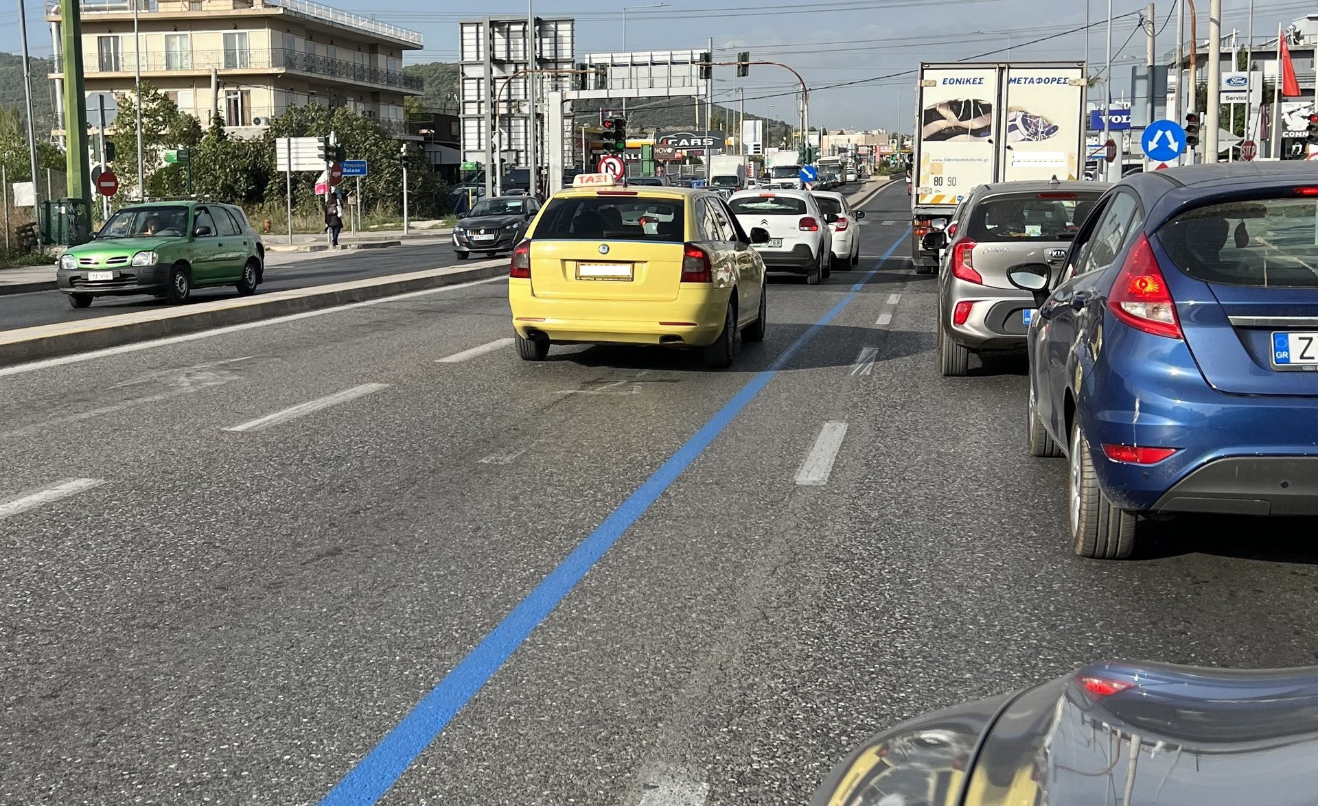 Τι είναι αυτή η μπλε γραμμή στον δρόμο – Γιατί έβαψαν την άσφαλτο;  
