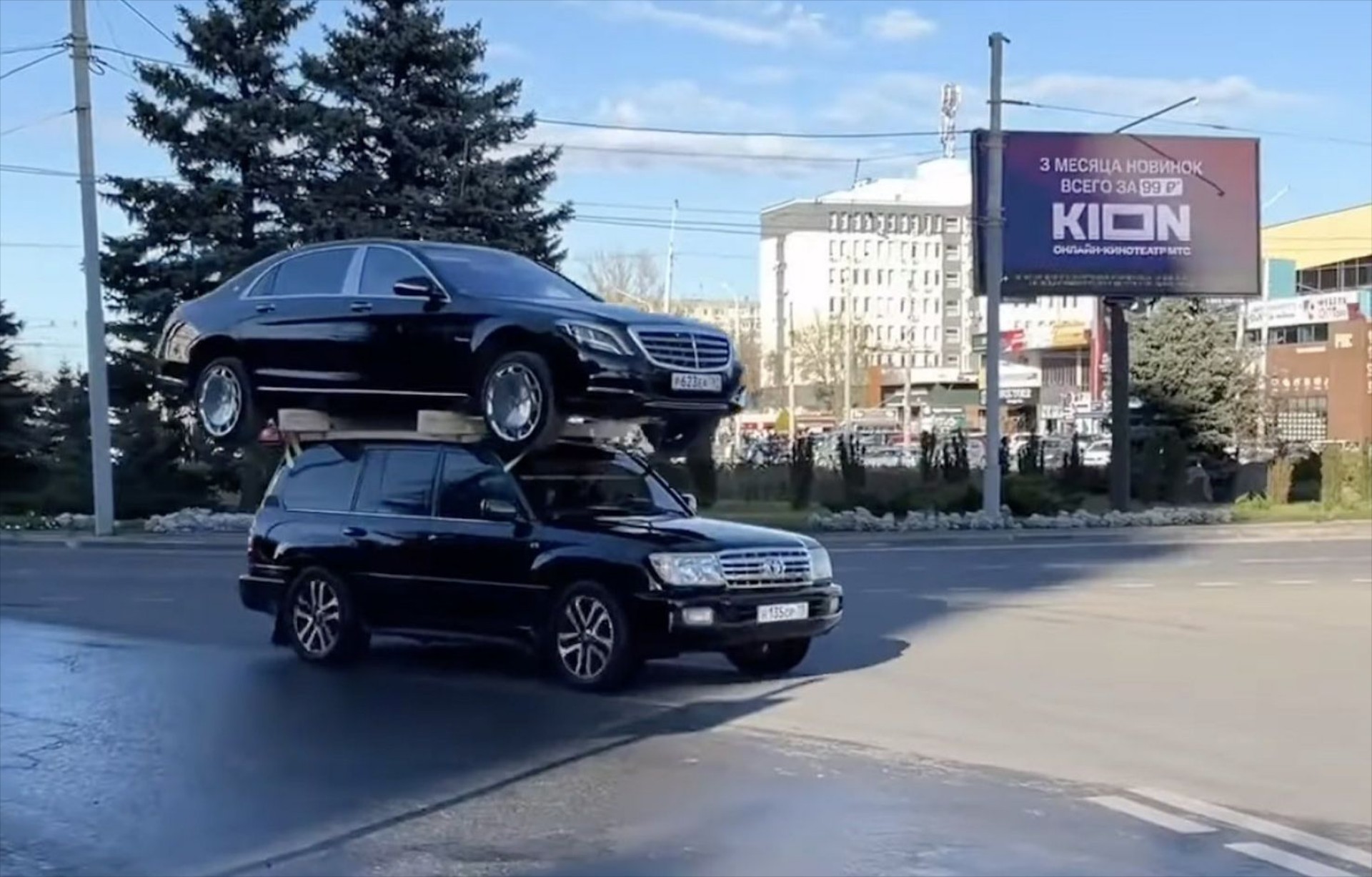 Ρώσος μεταφέρει μια Mercedes S-Class στην οροφή ενός Toyota Land Cruiser! [video] 