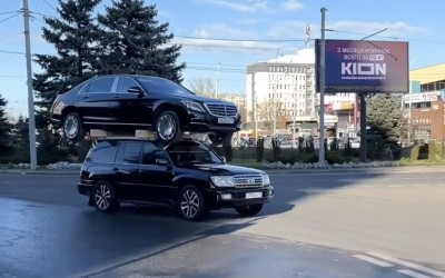 Ρώσος μεταφέρει μια Mercedes S-Class στην οροφή ενός Toyota Land Cruiser! [video] 