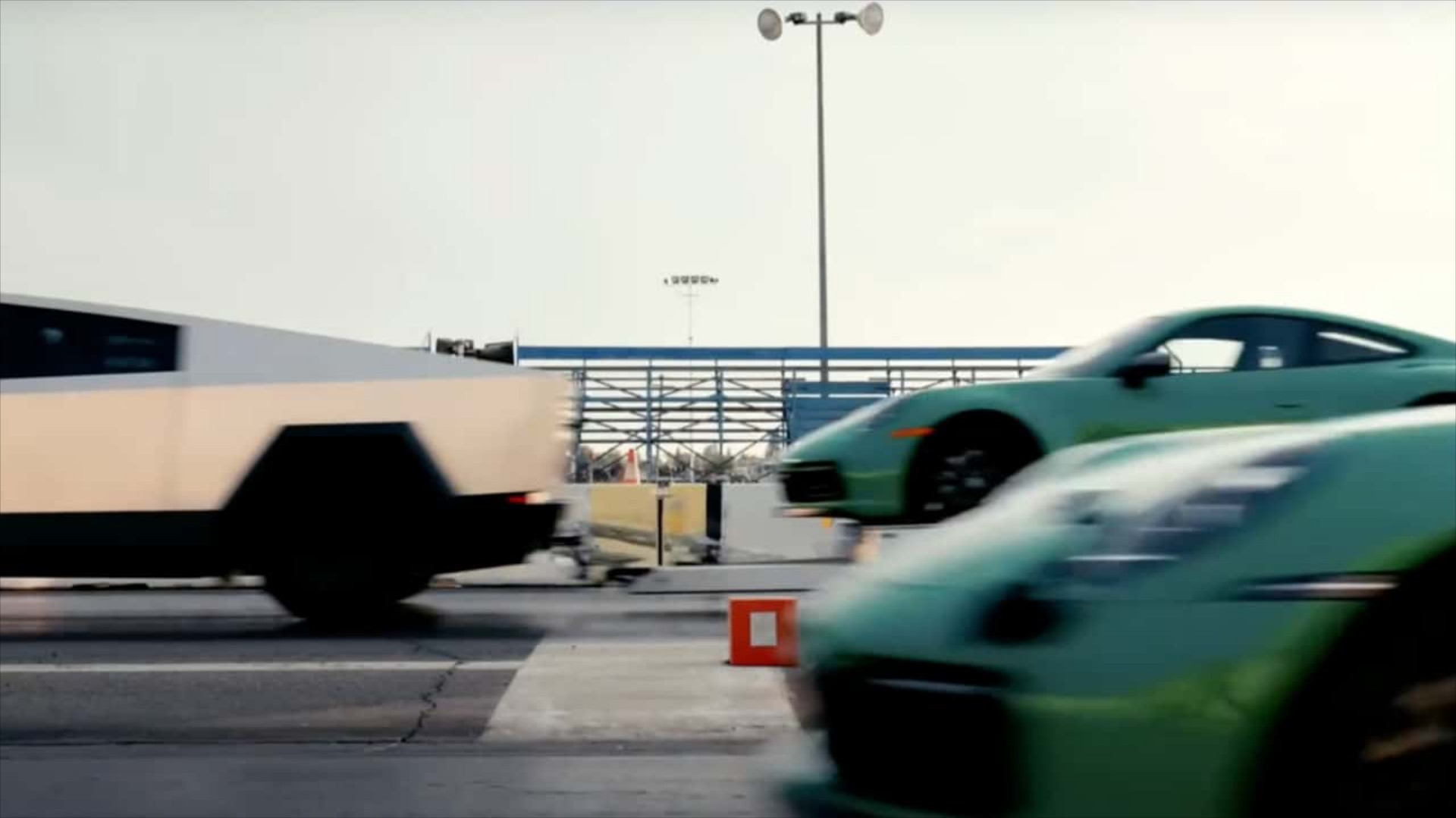 Video: Tesla Cybertruck «κερνάει» μια Porsche 911, κουβαλώντας άλλη 911