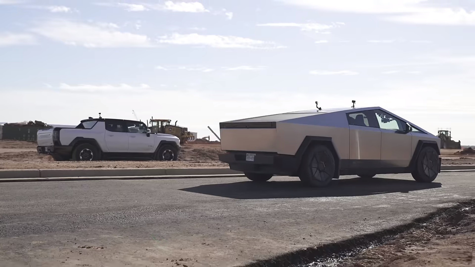 Σύγκρουση γιγάντων: Cybertruck 857 ίππων vs Hummer 1.014 ίππων [Video]
