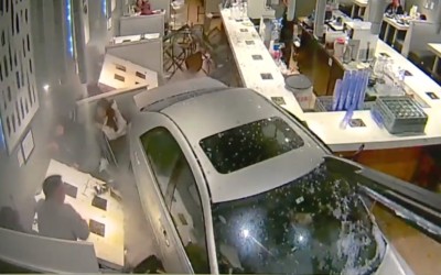 ΣΟΚ - Αυτοκίνητο μπαίνει σε εστιατόριο και παρασέρνει κόσμο [Video]