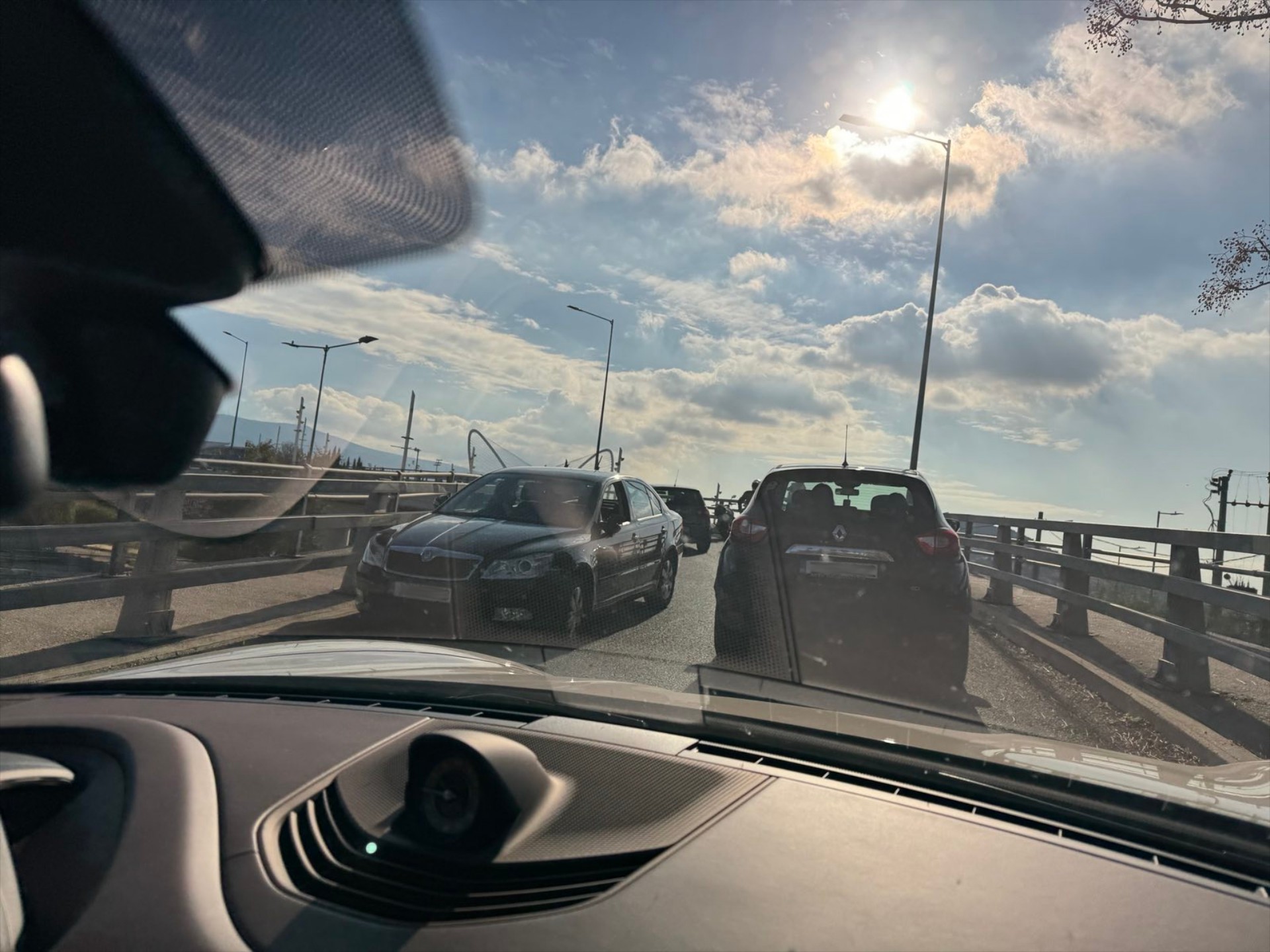 Ηλικιωμένη οδηγός τράκαρε με μηχανή λίγο πριν βγει ανάποδα στη λεωφόρο Κύμης