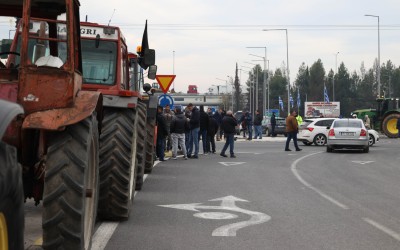 Λάρισα – Καρδίτσα: Κινητοποιήσεις των αγροτών – Έβγαλαν τα τρακτέρ στην εθνική οδό [video]
