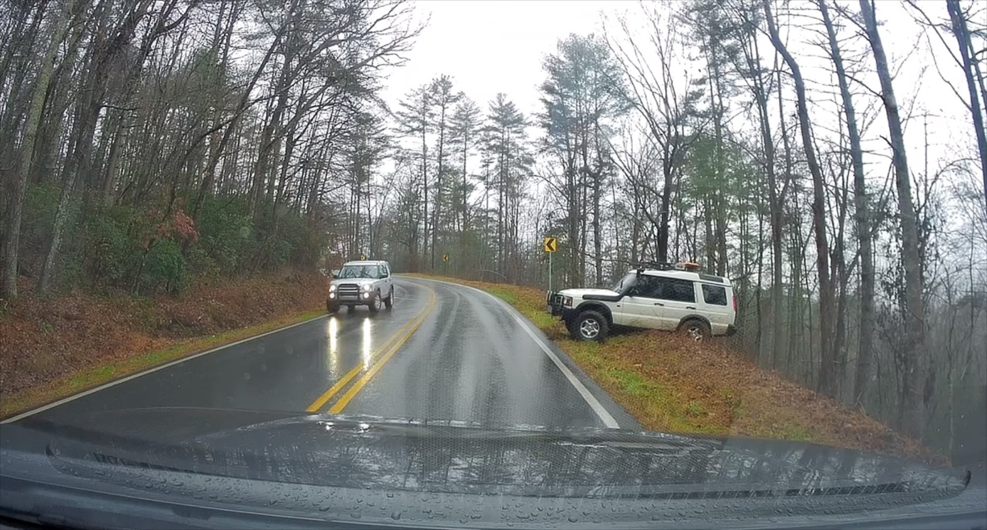 Τύχη ή ικανότητα; Δείτε πως ο οδηγός του Land Rover γλύτωσε τον γκρεμό [video] 