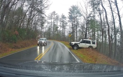 Τύχη ή ικανότητα; Δείτε πως ο οδηγός του Land Rover γλύτωσε τον γκρεμό [video] 