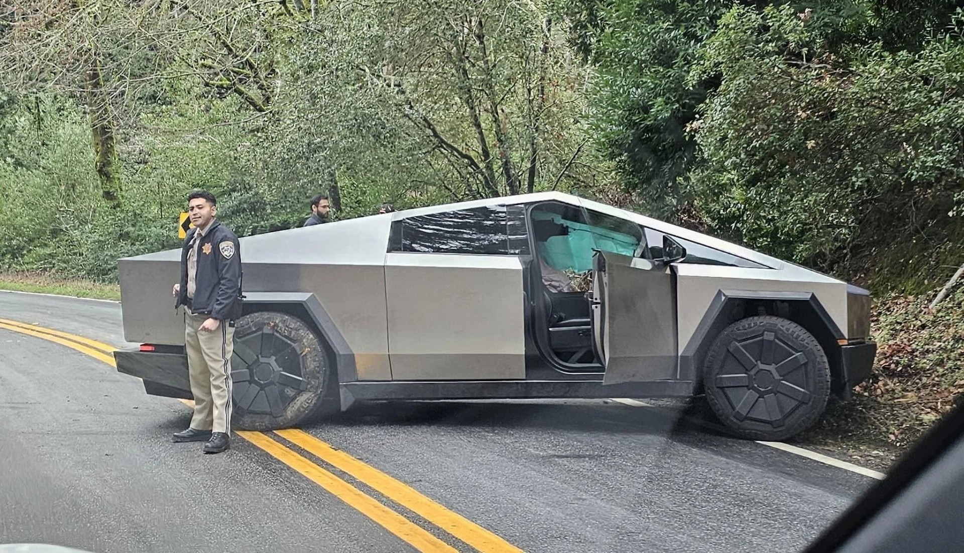 Tesla Cybertruck: Έγινε ήδη το πρώτο τροχαίο