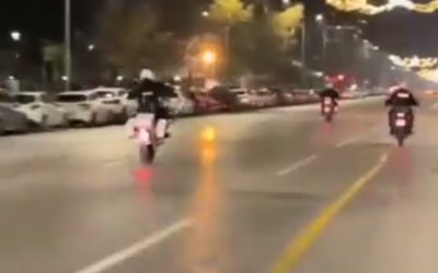 Σάλος στη Θεσσαλονίκη: Αστυνομικός κάνει σούζες στη μέση του δρόμου [video] 