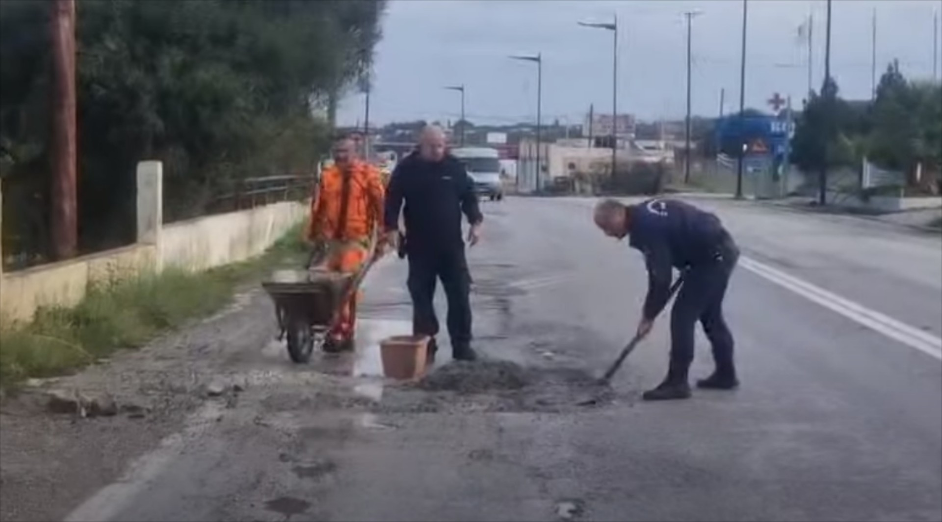 Χαμός με τους αστυνομικούς που μπάζωσαν λακκούβα και τους πήγαν πειθαρχικό [video]
