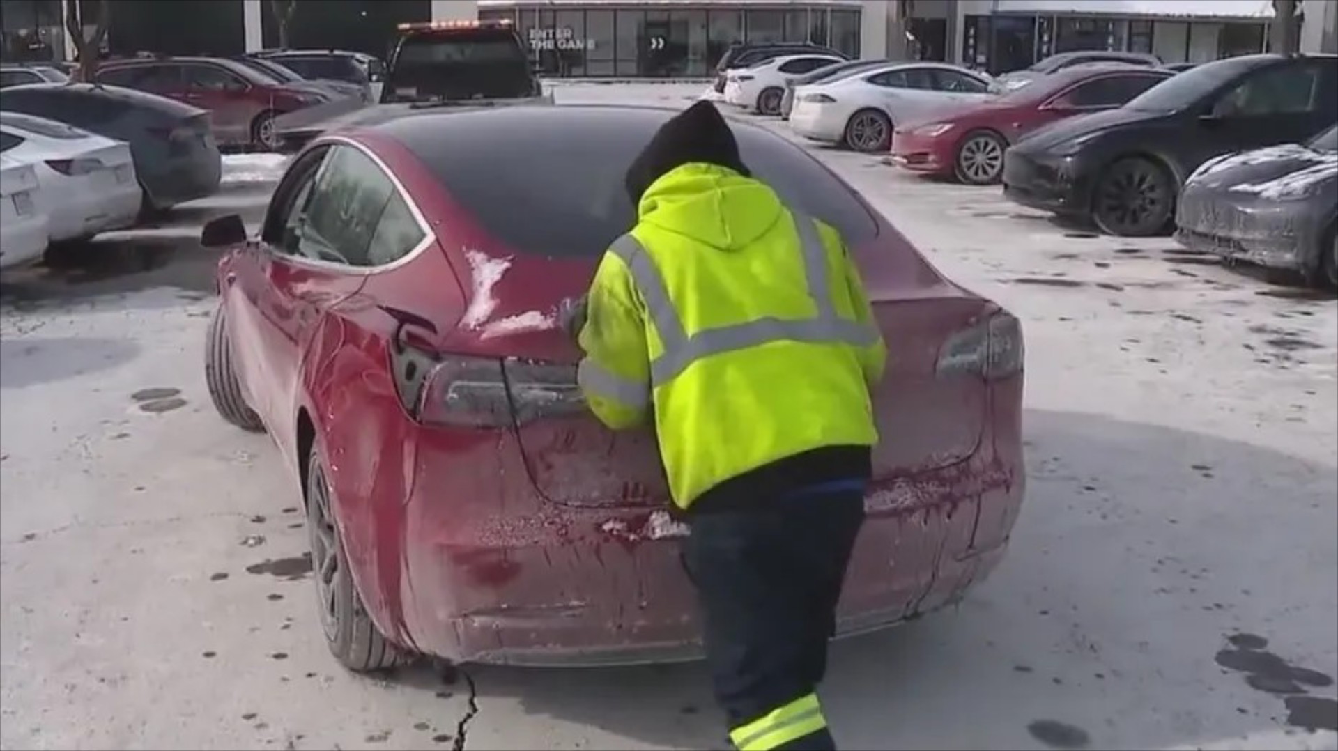 Πάγωσαν τα Tesla από το κρύο – Τα έσπρωχαν με τα χέρια [video]