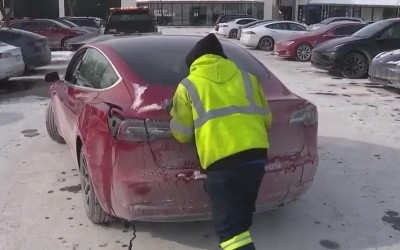 Πάγωσαν τα Tesla από το κρύο – Τα έσπρωχαν με τα χέρια [video]