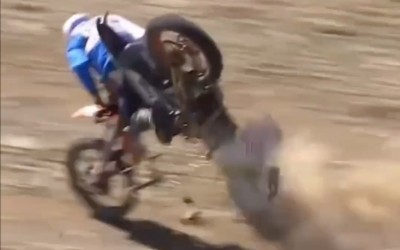 Video που κόβει την ανάσα – Μηχανή κόβεται στη μέση 