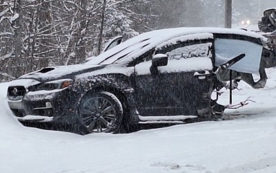 Subaru τράκαρε με εκχιονιστικό - Κόπηκε στη μέση [Video]