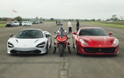 Ferrari και McLaren τα βάζουν με Ducati 220 ίππων - Μπορούν να την κερδίσουν; [Video]