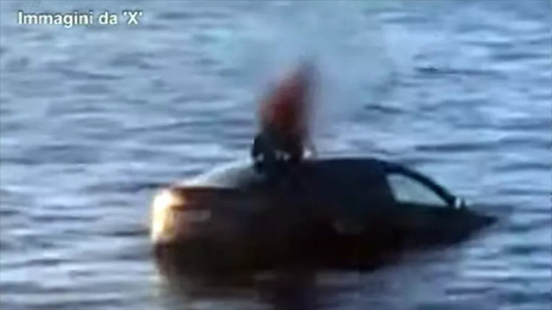 Tesla κάνει βουτιά στο νερό - Βγήκε από την οροφή ο οδηγός [video]