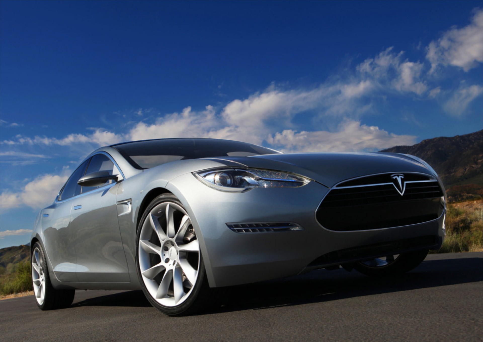 Στη Φρανκφούρτη το Crossover της Tesla

