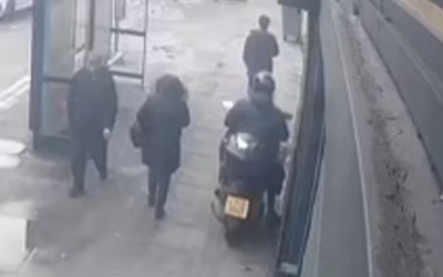 Προσοχή στα iPhone – Έτσι τα κλέβουν με μηχανάκια [video] 