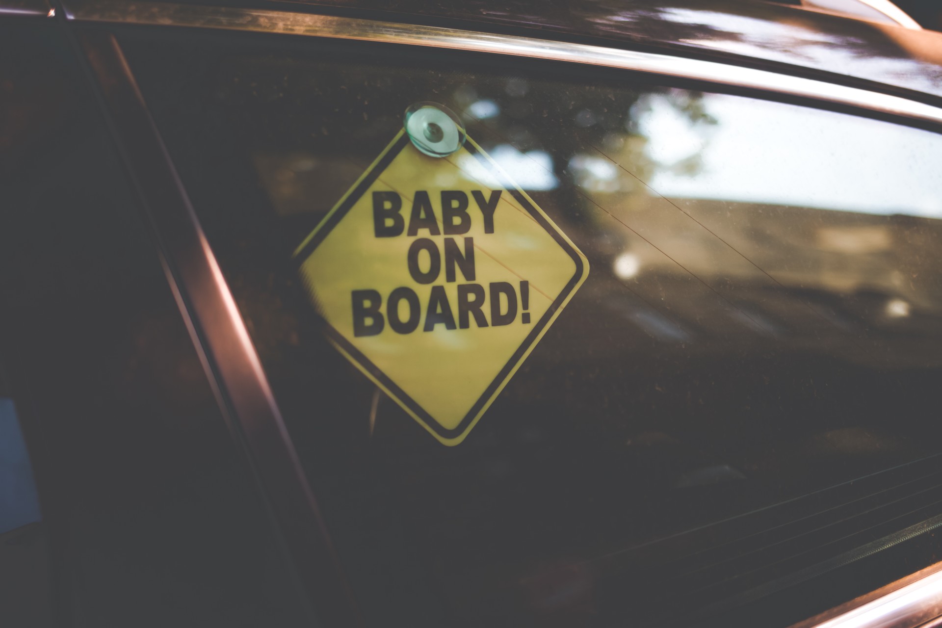 Αυτοκόλλητο Baby on board: Είναι υποχρεωτικό από τον ΚΟΚ;