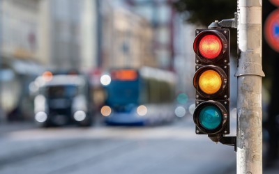 Το κόκκινο φανάρι κοστίζει 23 δις ετησίως – Η λύση στο πρόβλημα