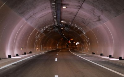 Οδήγηση σε τούνελ: Τα 3 SOS που πρέπει να ξέρεις