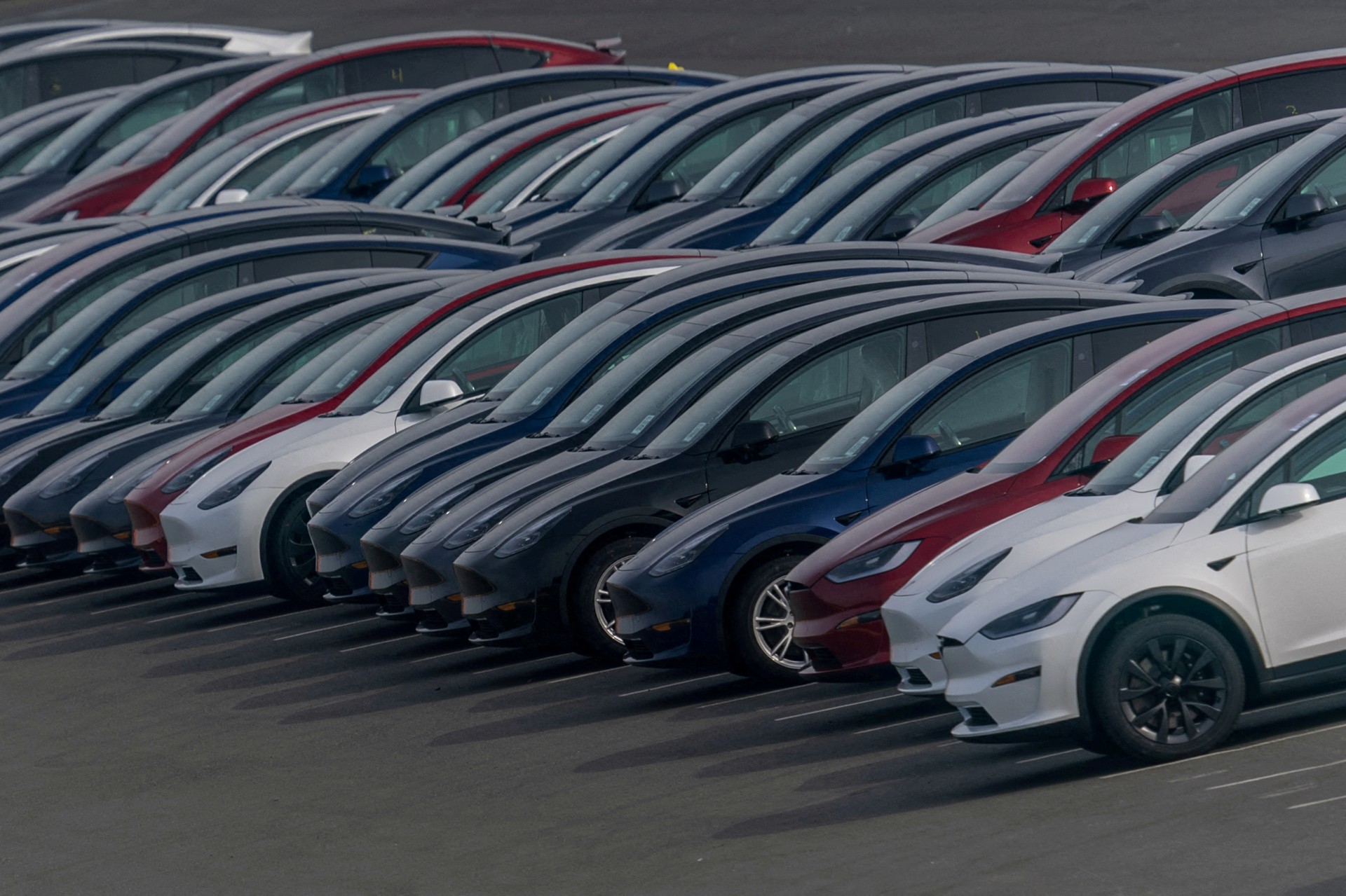 Έπεσαν οι πωλήσεις της Tesla - Έχασε από την BYD ή όχι; 