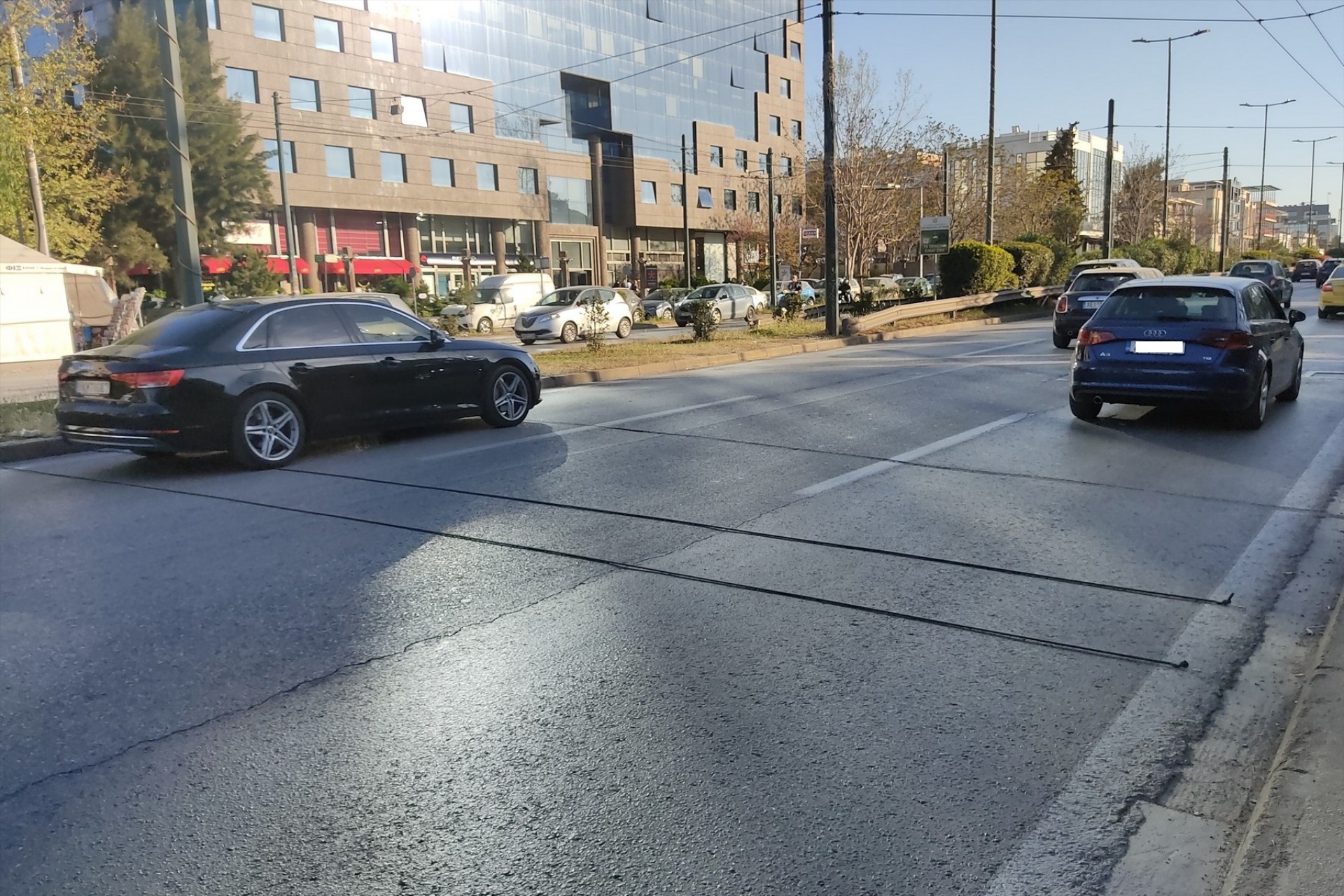 Τι είναι αυτά τα μαύρα καλώδια στην άσφαλτο της Κηφισίας; 