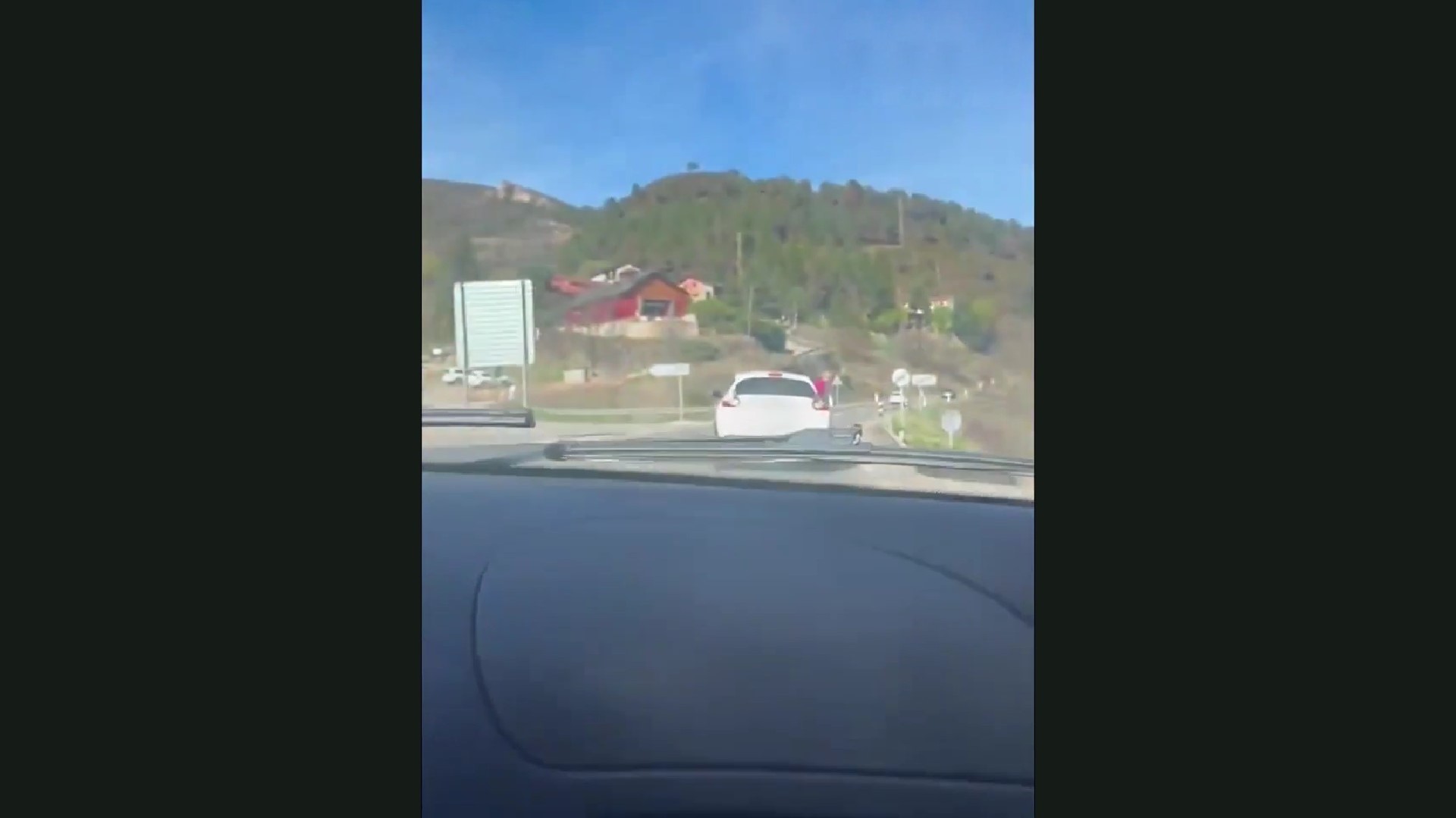 Σοκαριστικό video! Παιδί 2 ετών πέφτει από αυτοκίνητο που κινείται
