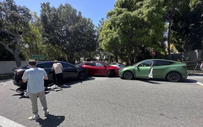 3 Tesla τράκαραν μεταξύ τους στον... ίσιο δρόμο