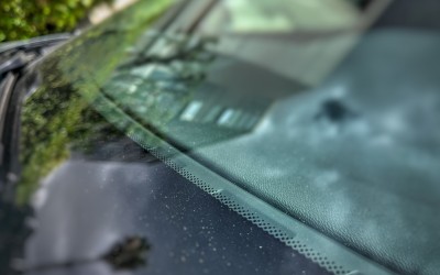 Γιατί υπάρχουν αυτές οι μαύρες βούλες στο παρμπρίζ;