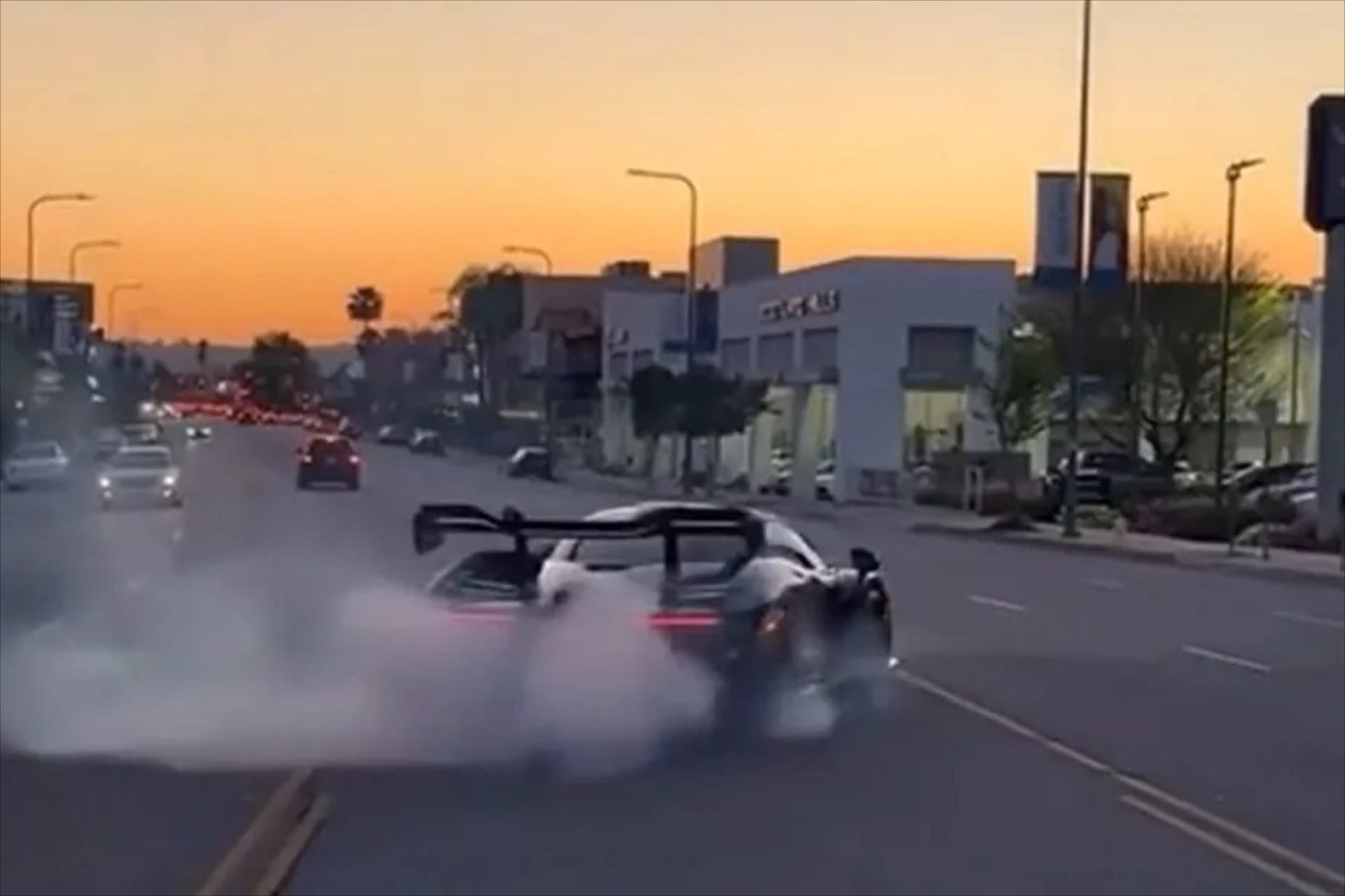 Οδηγός McLaren Senna γίνεται δημοσίως ρεζίλι -Τράκαρε σε αντιπροσωπεία της Lexus [video] 