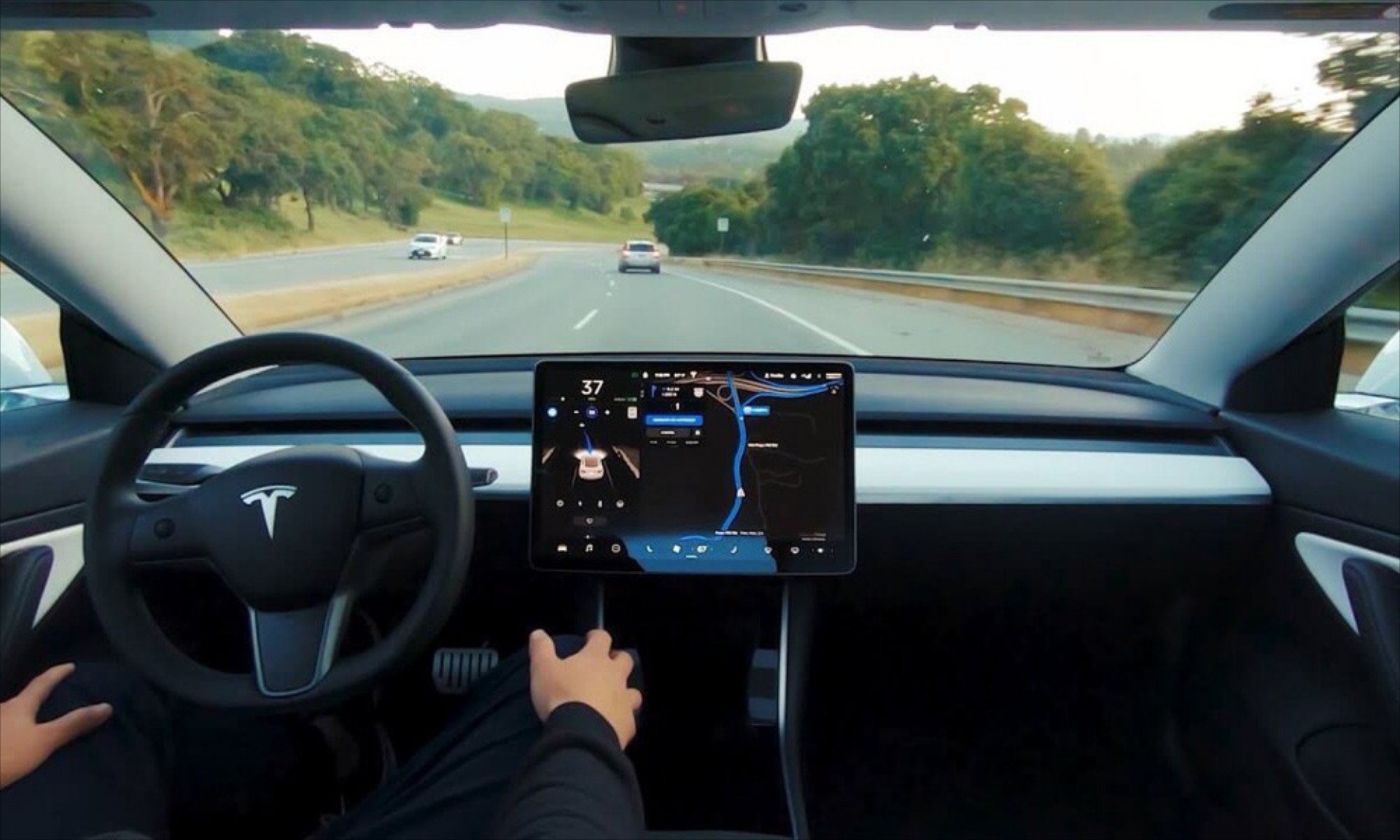 Νέα έρευνα: Το Tesla Autopilot σχετίζεται με 13 θανάτους; 