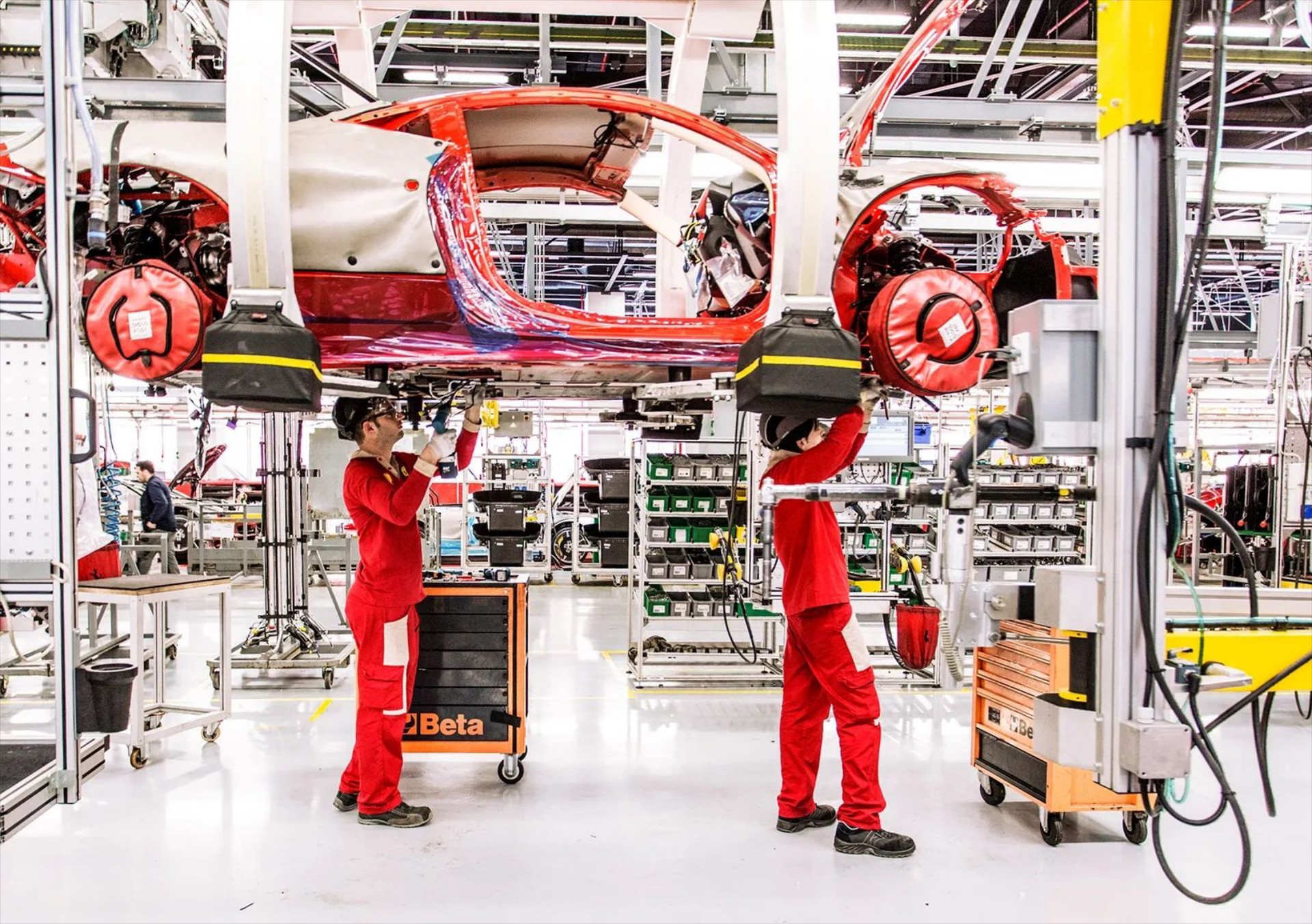 Η Ferrari βγάζει σχεδόν 120.000 ευρώ για κάθε αυτοκίνητο!