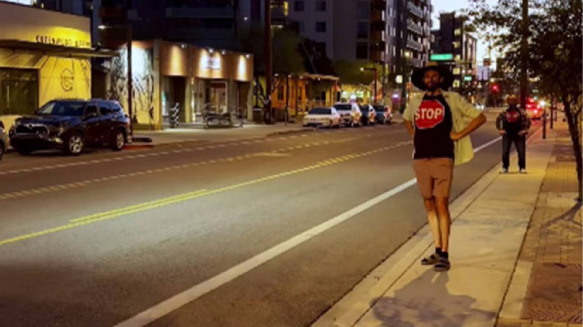 Άντρας έφτιαξε μπλουζάκι με πινακίδα STOP και μπέρδεψε τα αυτόνομα αυτοκίνητα [video]