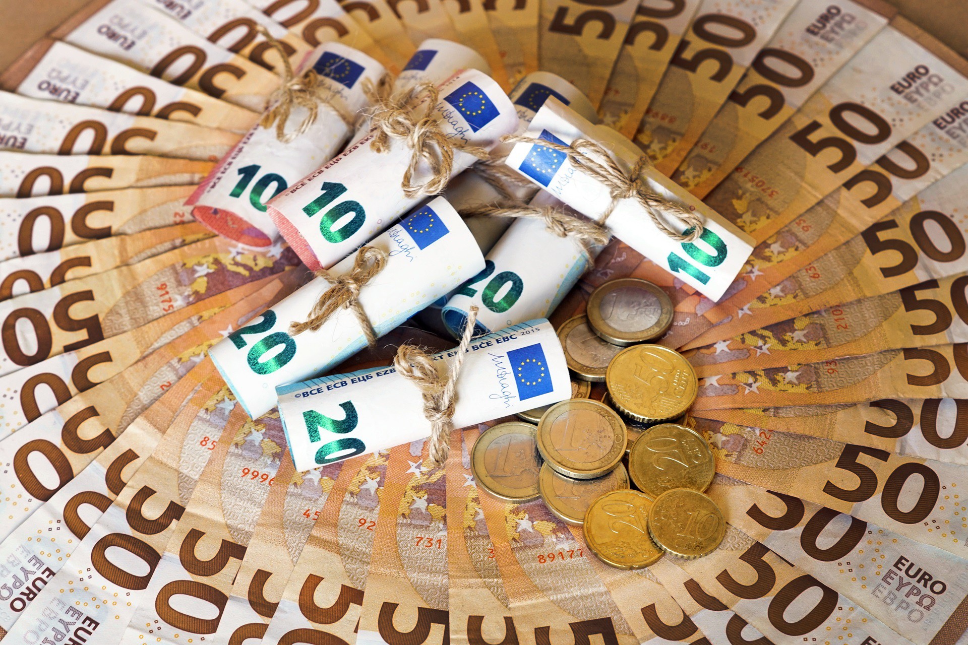 Πόσα μετρητά επιτρέπεται να έχω στο αυτοκίνητο; Τι λέει ο νόμος