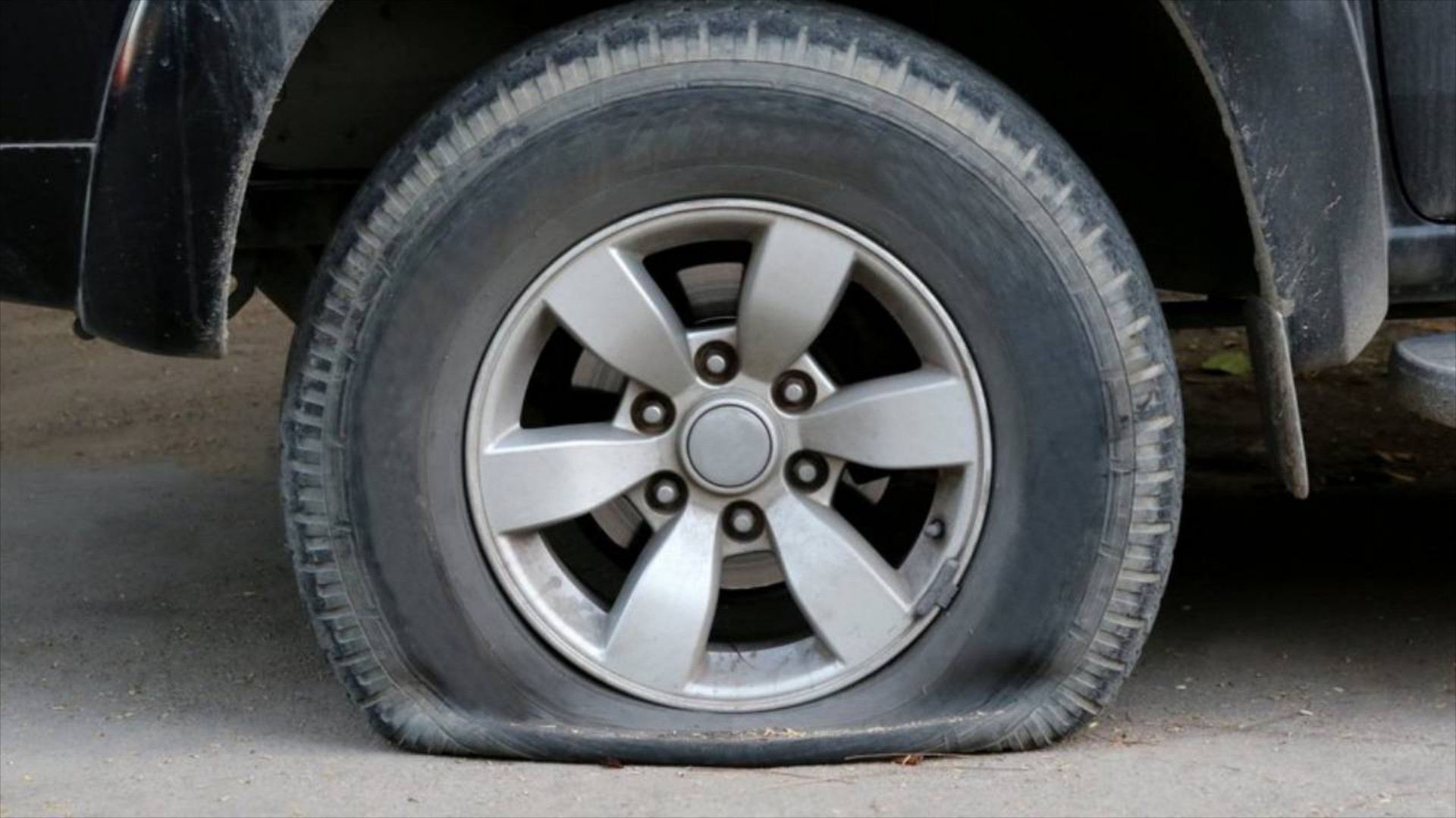 Ελλάδα: Πεζός έσκισε τα λάστιχα σε 35 αυτοκίνητα - Δείτε πού