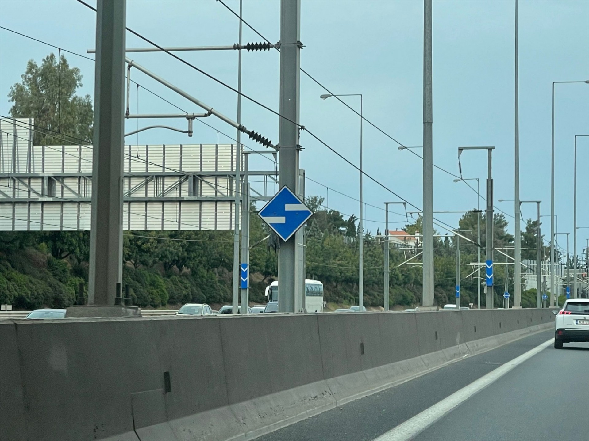 Τι είναι αυτές οι παράξενες πινακίδες στη νησίδα της Αττικής Οδού – Τι συμβολίζουν; 