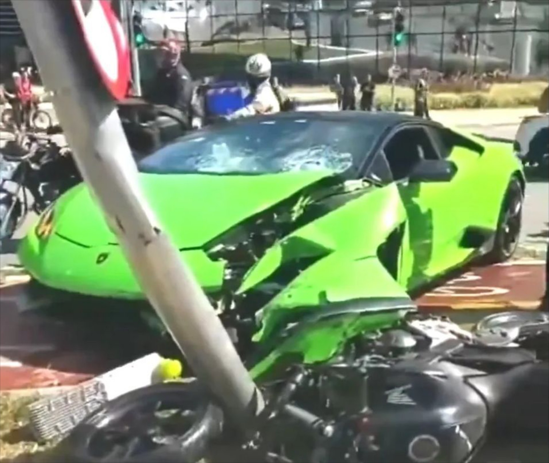 Οδηγός Lamborghini κυνηγά κλέφτη Rolex και τον τσακίζει στην κολώνα [δείτε το video)