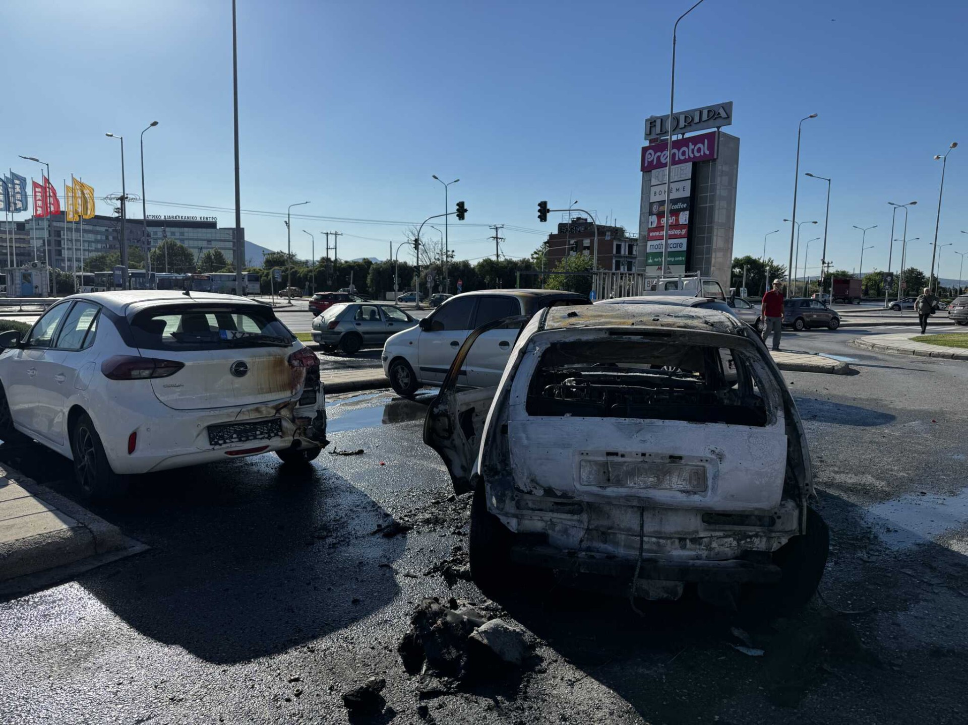 Θεσσαλονίκη: Αυτοκίνητο με υγραέριο πήρε φωτιά σε πάρκινγκ – Δείτε το video