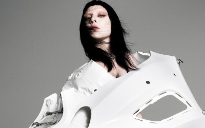 H Lady Gaga έβαλε φόρεμα με πόρτα αυτοκινήτου – Δείτε πως το έκανε [video]