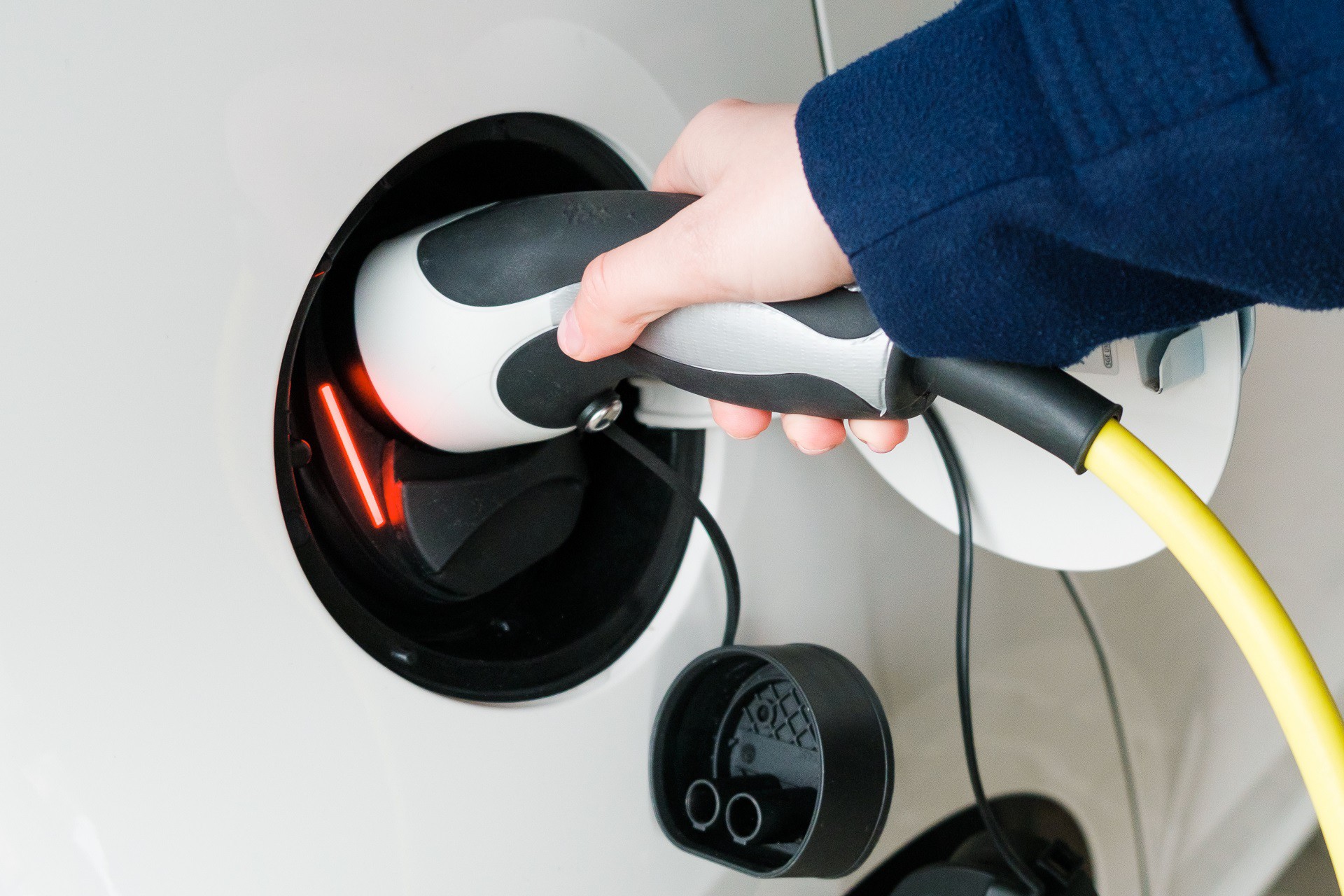 Ηλεκτρικά αυτοκίνητα: Τι κάνω αν κολλήσει το καλώδιο φόρτισης;