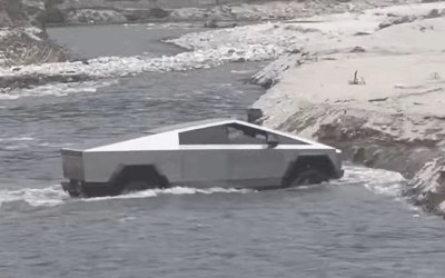 Tesla Cybertruck κολλάει σε ποτάμι – Το σώζει ένα Chevrolet Silverado V8 [video]
