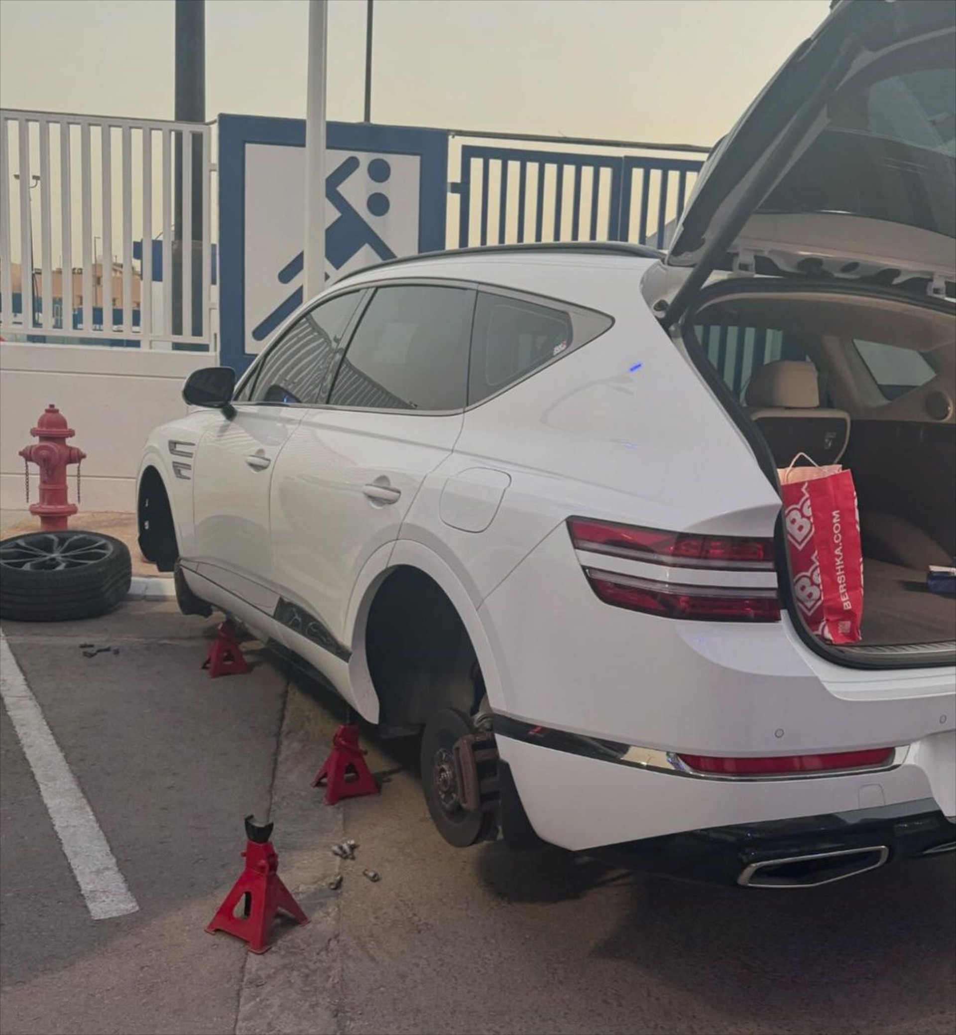 Super star του ποδοσφαίρου σκάει τα λάστιχα συμπαίκτη του – Ο απίθανος λόγος