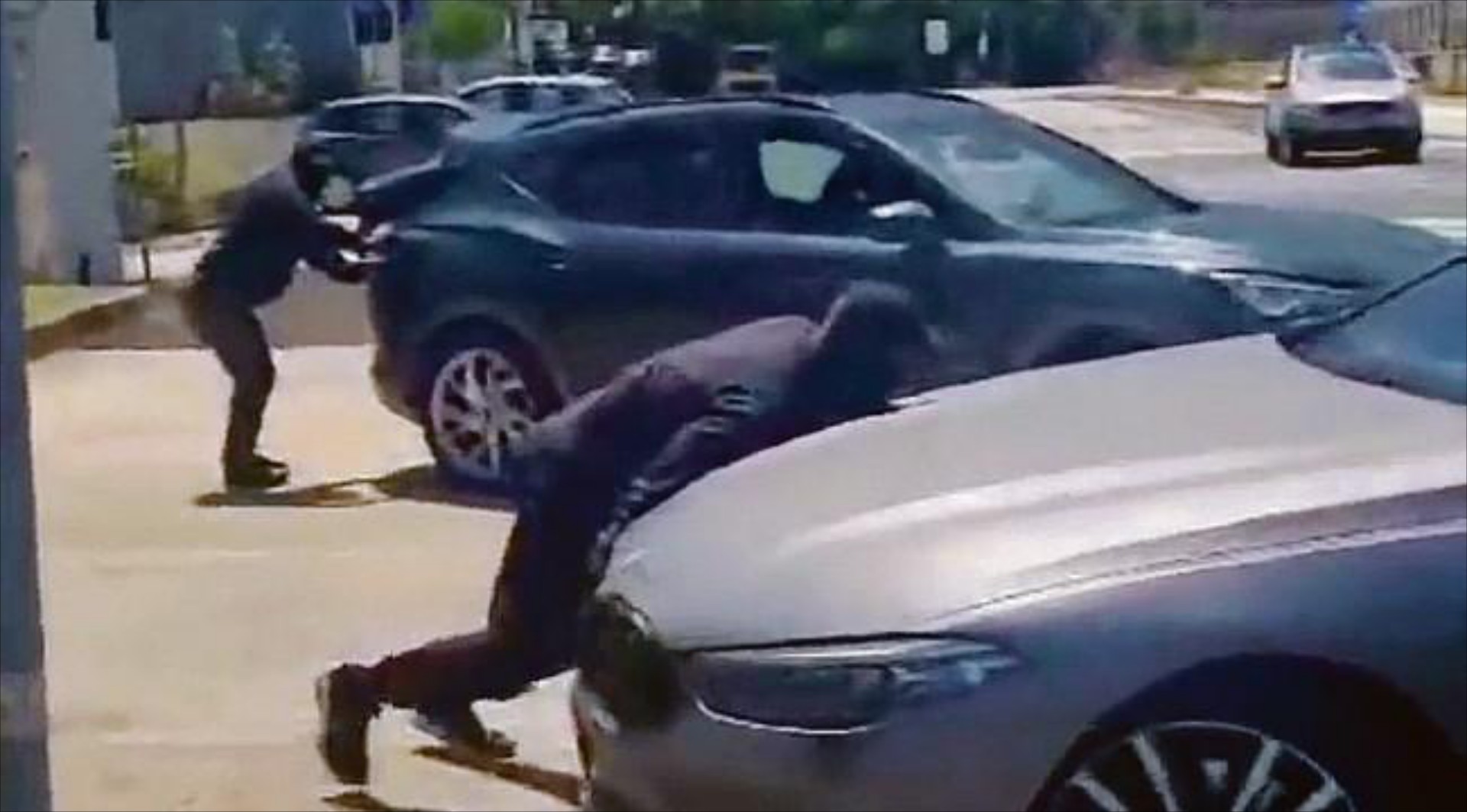 Video: Έκλεψαν BMW και CUPRA μέρα-μεσημέρι μπροστά στην κάμερα! 