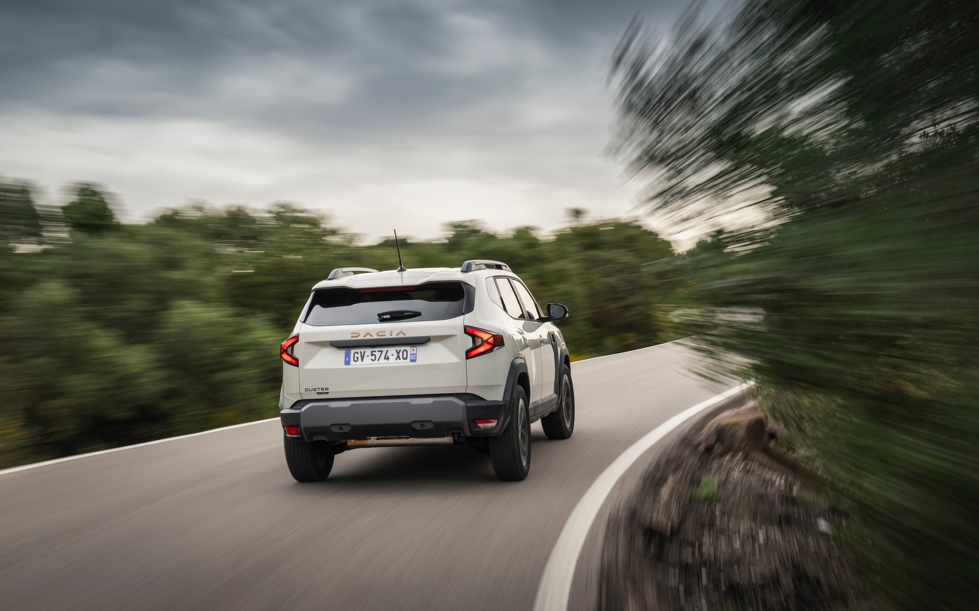 Νέο Dacia Duster: Η φθηνή έκδοση που κάνει 1.300 km με ένα γέμισμα