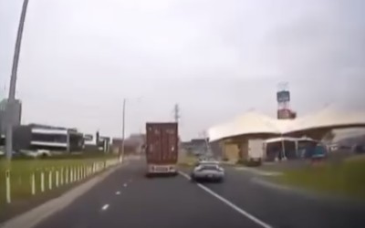 Οδηγός Porsche πήγε να περάσει από δεξιά φορτηγό – Αυτή ήταν η κατάληξη (video)