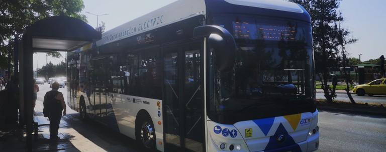 Αθήνα: Μπήκαμε σε ηλεκτρικό λεωφορείο με 40 βαθμούς – Τι γίνεται με αυτονομία και κλιματισμό;