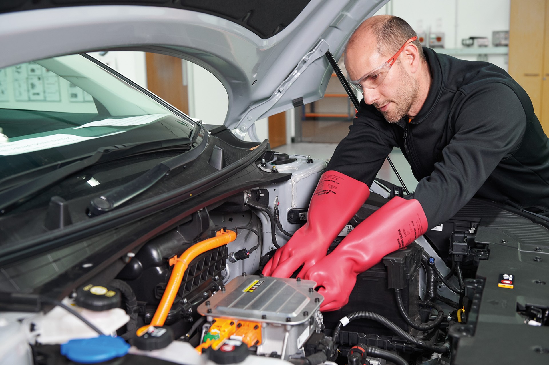 Ελληνική εταιρεία εκπαιδεύει μηχανικούς για ηλεκτρικά – Ποιες μάρκες αφορά;