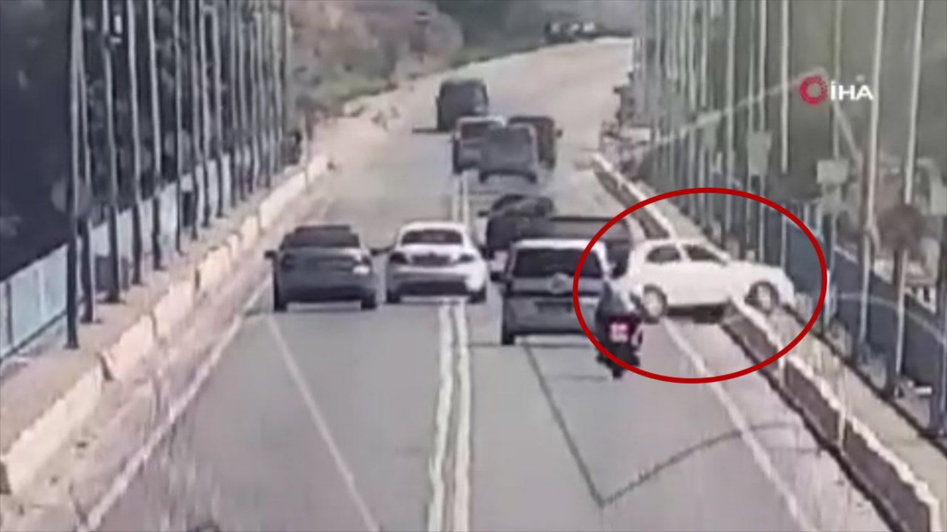 Αυτοκίνητο έπεσε από γέφυρα στην Τουρκία – Χάθηκε ολόκληρη οικογένεια [video]